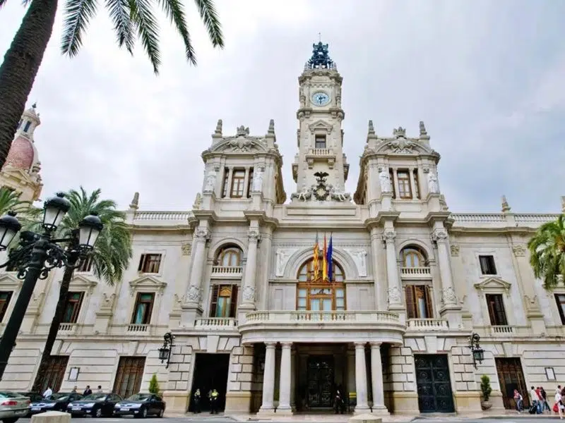 Vista frontal del ayuntamiento de Valencia