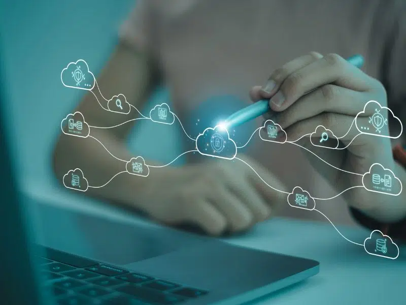 Persona interactuando con una interfaz digital que muestra una red de servicios y datos en la nube. Concepto de Cloud Computing y tecnología en la nube.
