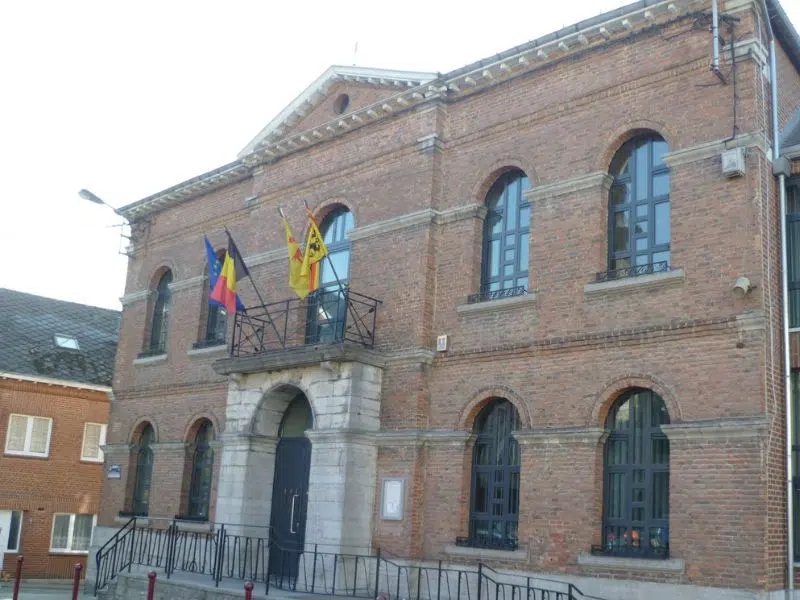 Fachada del Ayuntamiento de Florennes, Bélgica, protagonista de un caso de éxito con UDS Government.