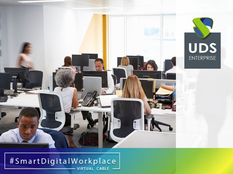 Oficina moderna con empleados trabajando en escritorios compartidos, ilustrando el modelo de licenciamiento concurrente de UDS Enterprise.