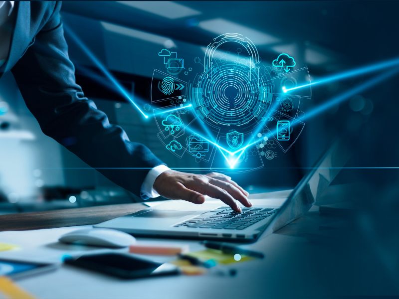 Profesional trabajando en un entorno digital seguro con interfaz de ciberseguridad y protección de agentes de inteligencia artificial.