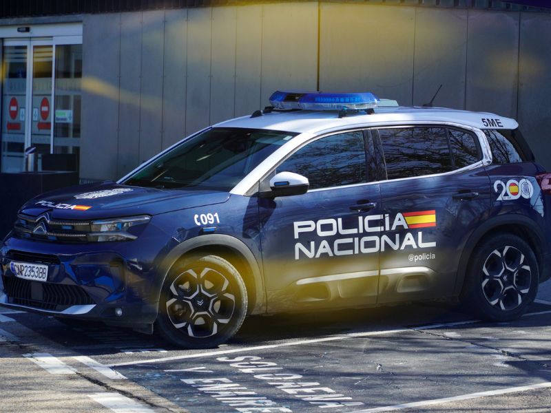 Vehículo de la Policía Nacional en un entorno operativo, representando la implementación de escritorios virtuales (VDI) con UDS Enterprise en cloudPol
