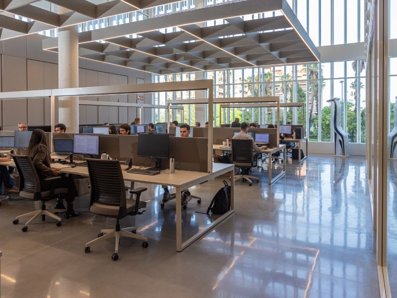 Equipo técnico de Grupotec trabajando en un entorno de oficina con acceso a escritorios virtuales mediante UDS Corporate
