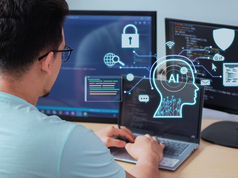 Profesional trabajando con varios monitores en un entorno de ciberseguridad con elementos visuales de inteligencia artificial, escudos y candados digitales
